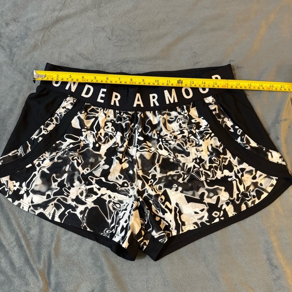 Under Armour Black and White Athletic Shorts Lightweight Design

#1057 - Picture 2 of 7